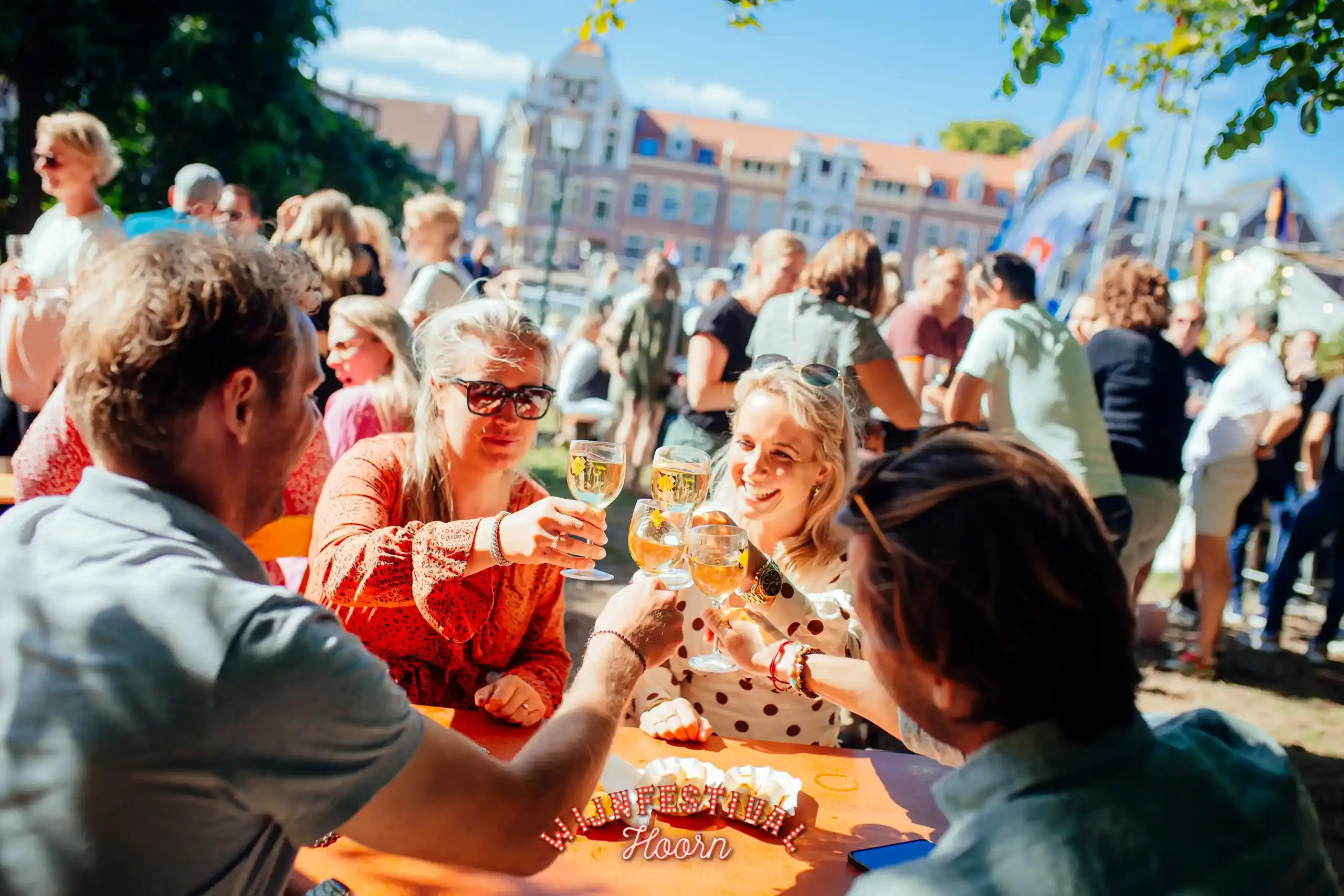 Vier personen proosten met wijn